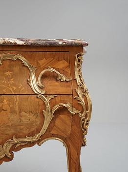 A Louis XV-style commode late 19th century.