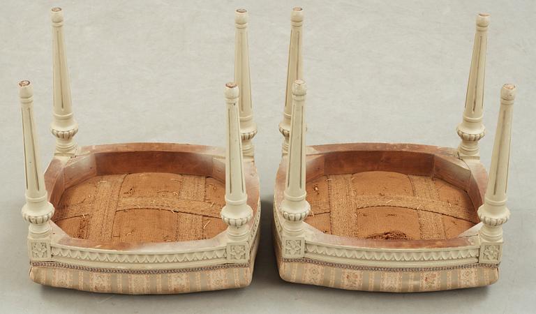TABURETTER, ett par, gustaviansk stil, 1900-talets första hälft.