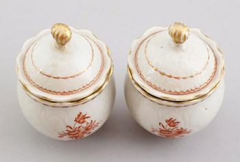 CREMEKOPPAR MED LOCK, 1 par, porslin, Kina, Qianlong 1736-1795.