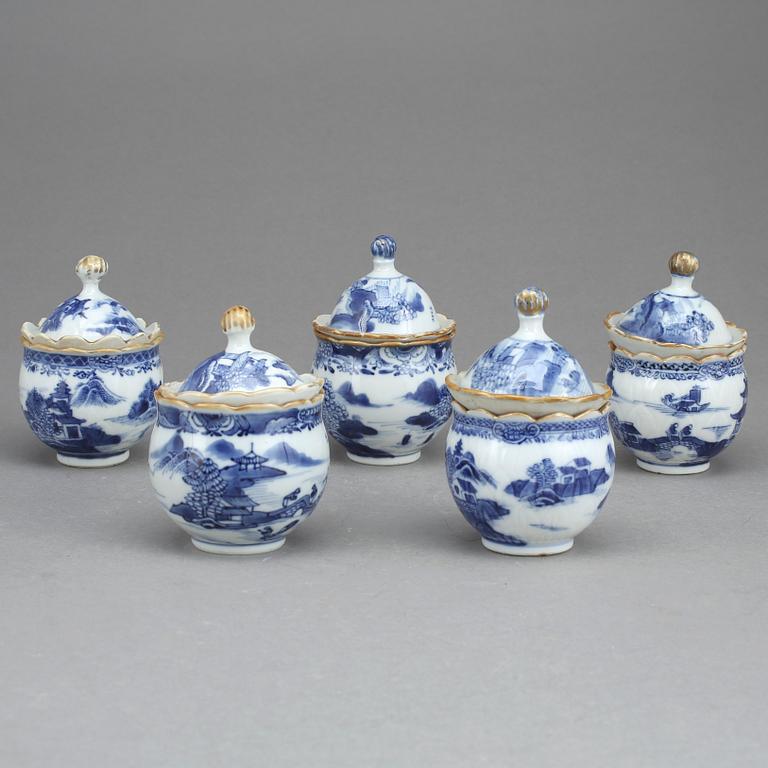 CREMEKOPPAR, 5 st, porslin, Qingdynastin, Qianlong (1736-1795).