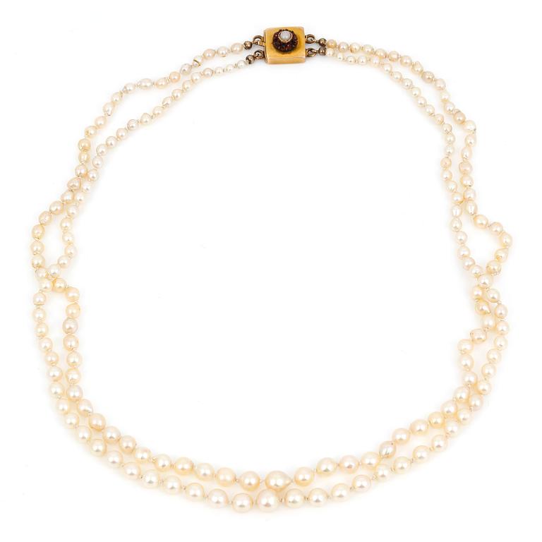 PÄRLCOLLIER, sötvattenspärlor, låset i 18K guld med granater, J G Kilberg, Stockholm, 1886. Total vikt ca 29 g.
