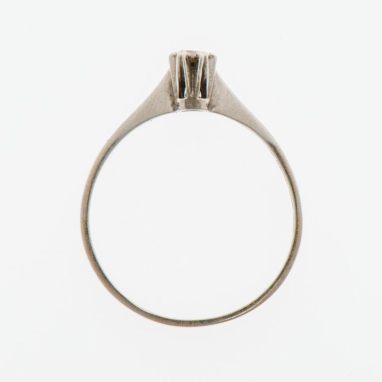 RING, briljantslipad diamant, 18K vitguld. Risto Karstela, Helsingfors 1980.
