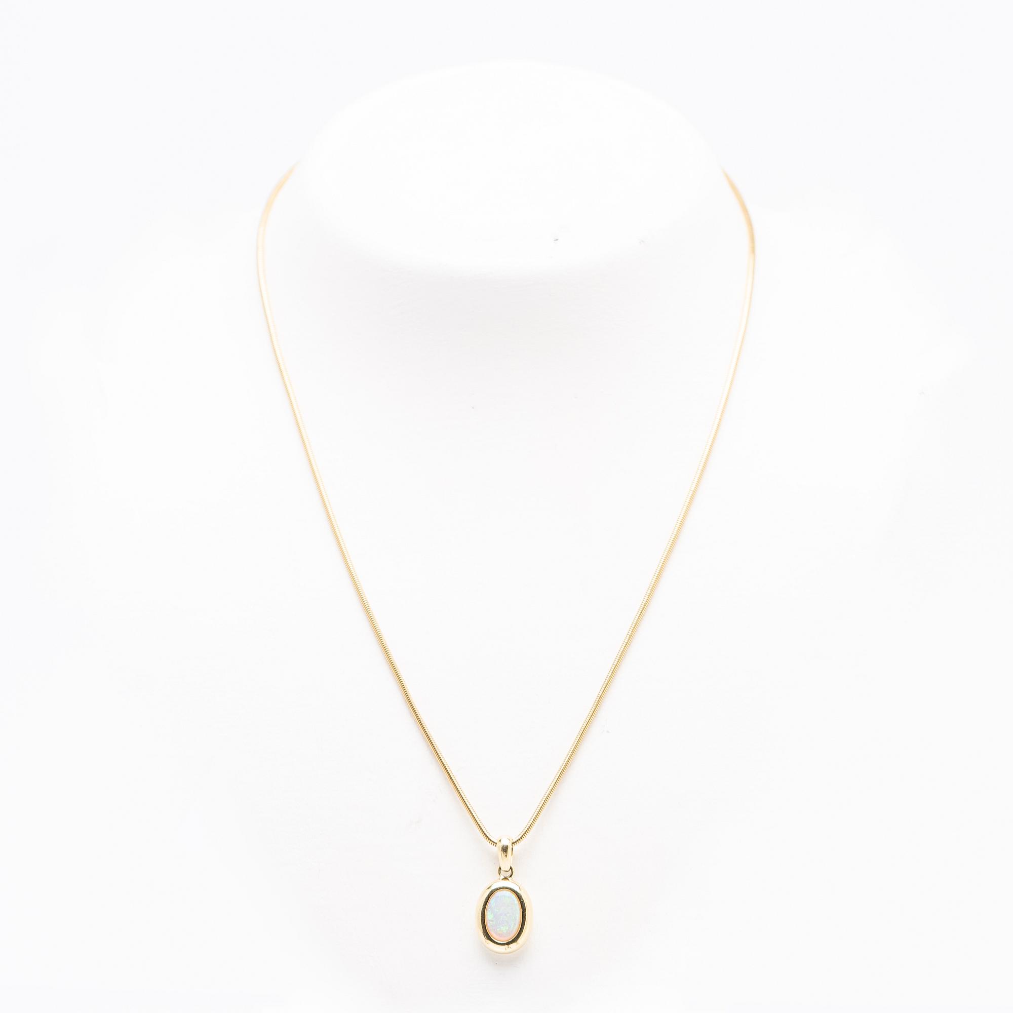 Necklace, 18k gold with opal.