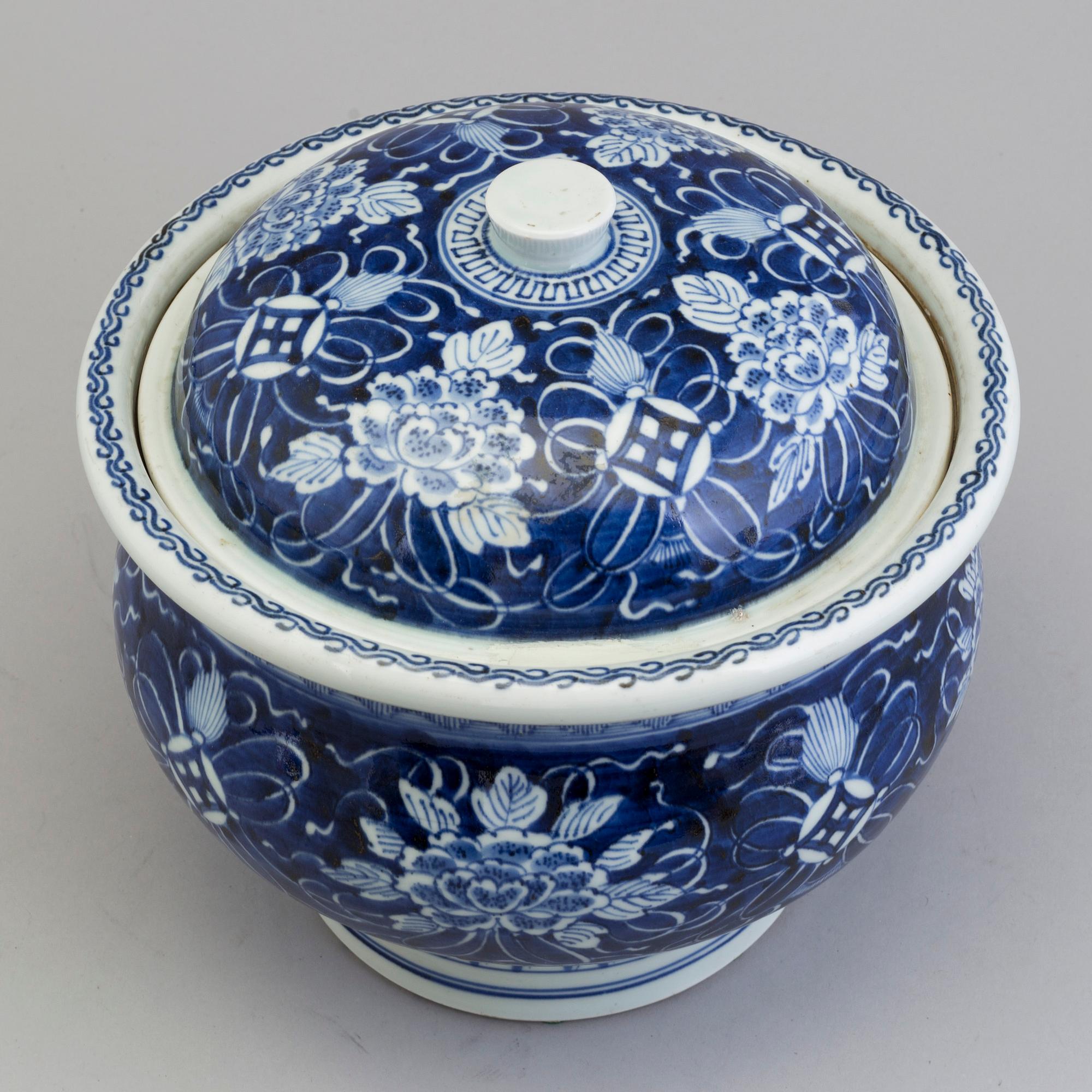 A large Chinese blue and white porcelain tureen with cover, Qing dynasty, 19th century.