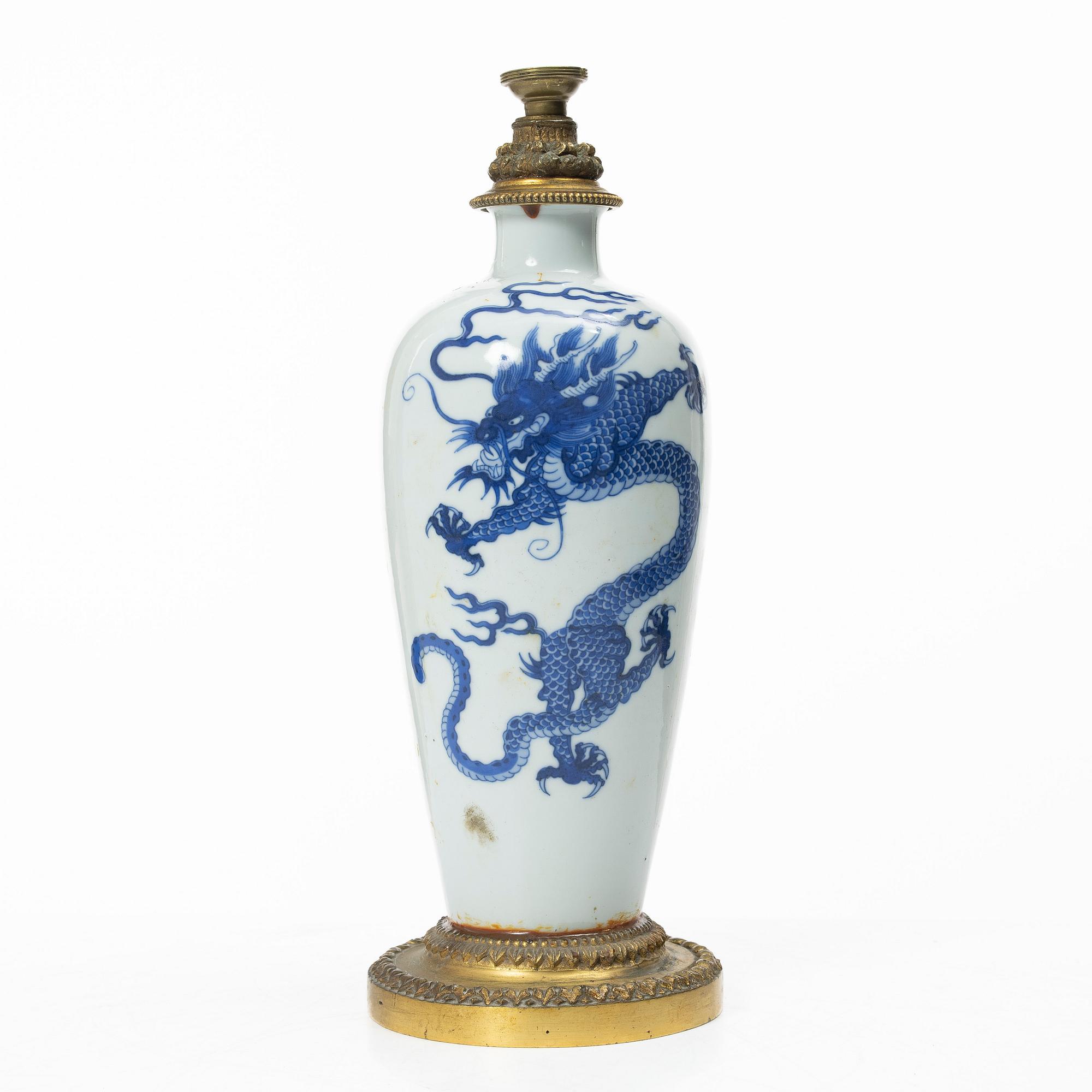 A Chinese blue and white porcelain 'dragon' vase, Qing dynasty.