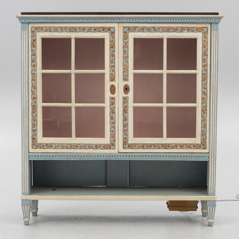 Vitrinskåp, gustaviansk stil, 1900-talets början.