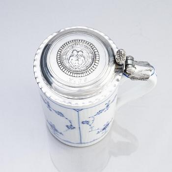 A porcelain beer mug with silver fittings and cover, Dermany/Denmark, 18th century.