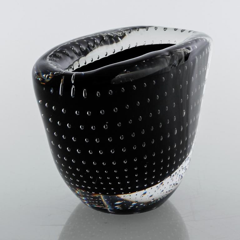 VICKE LINDSTRAND, vas, glas, Kosta, signerad.