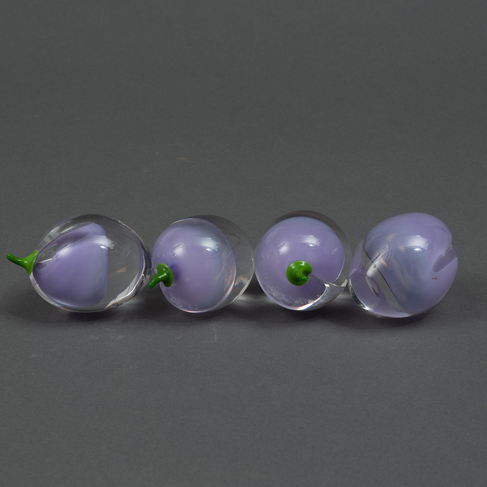Hanne Dreutler & Arthur Zirnsack, "Äpple-Plommon-fat  nr 1", med åtta frukter i glas, Studio Åhus, 1988.