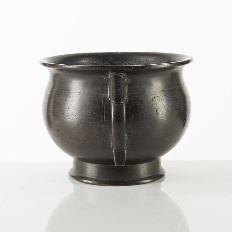 A Japanese bronze censer, Meiji period (1868-1912).