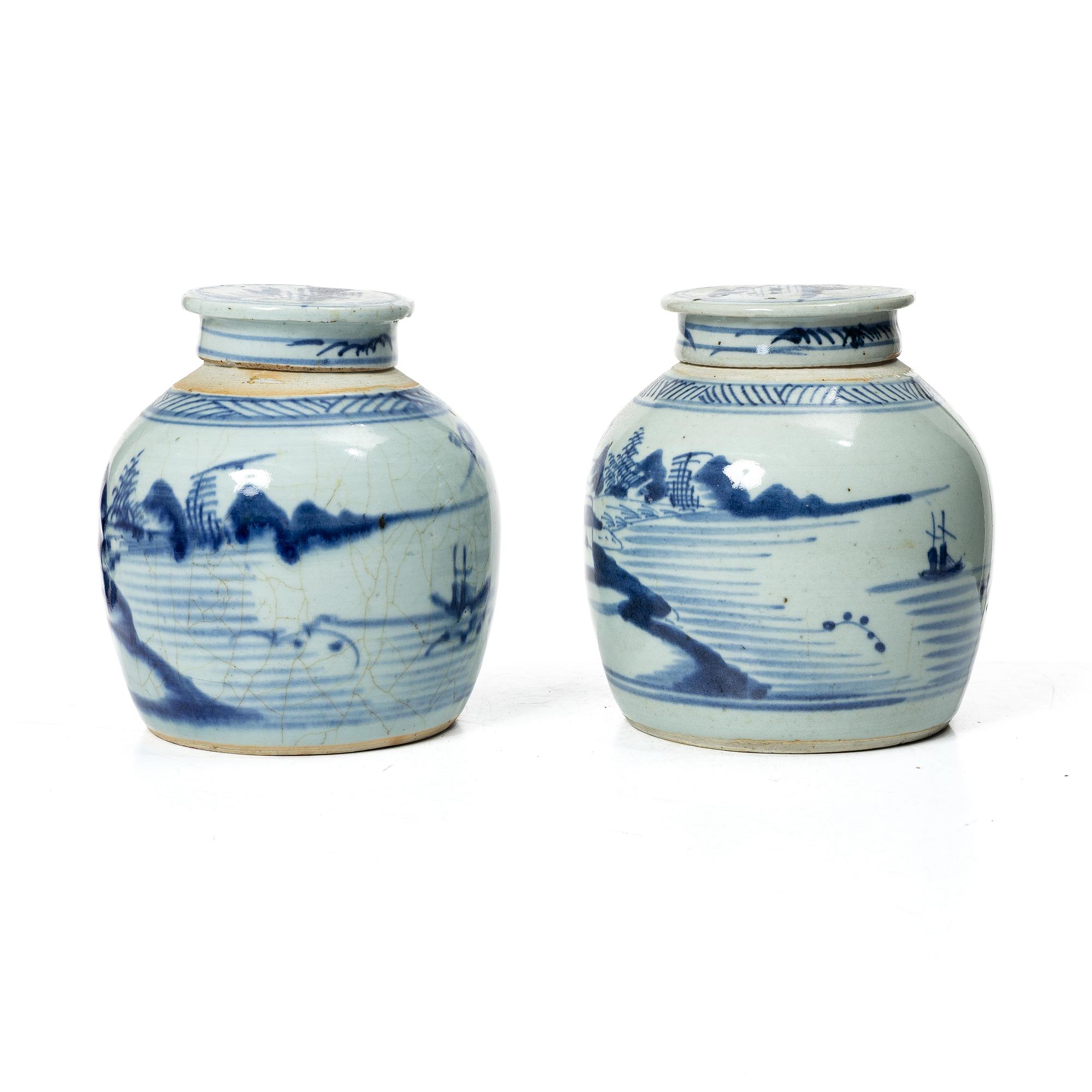 Two Chinese blue and white porcelain jars with cover, late Qing dynasty, 19th century.
