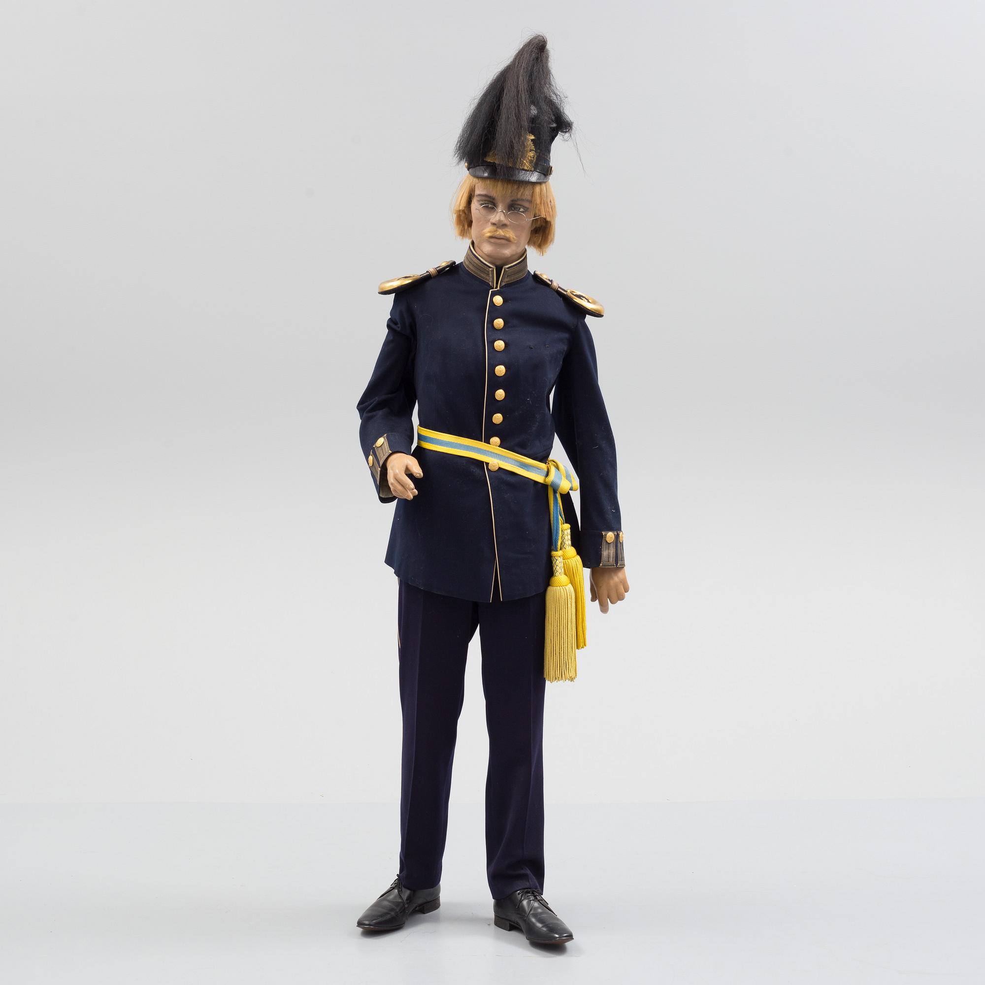 A mannequin with a Swedish military uniform m/1886 for officer of Värmland Regiment.