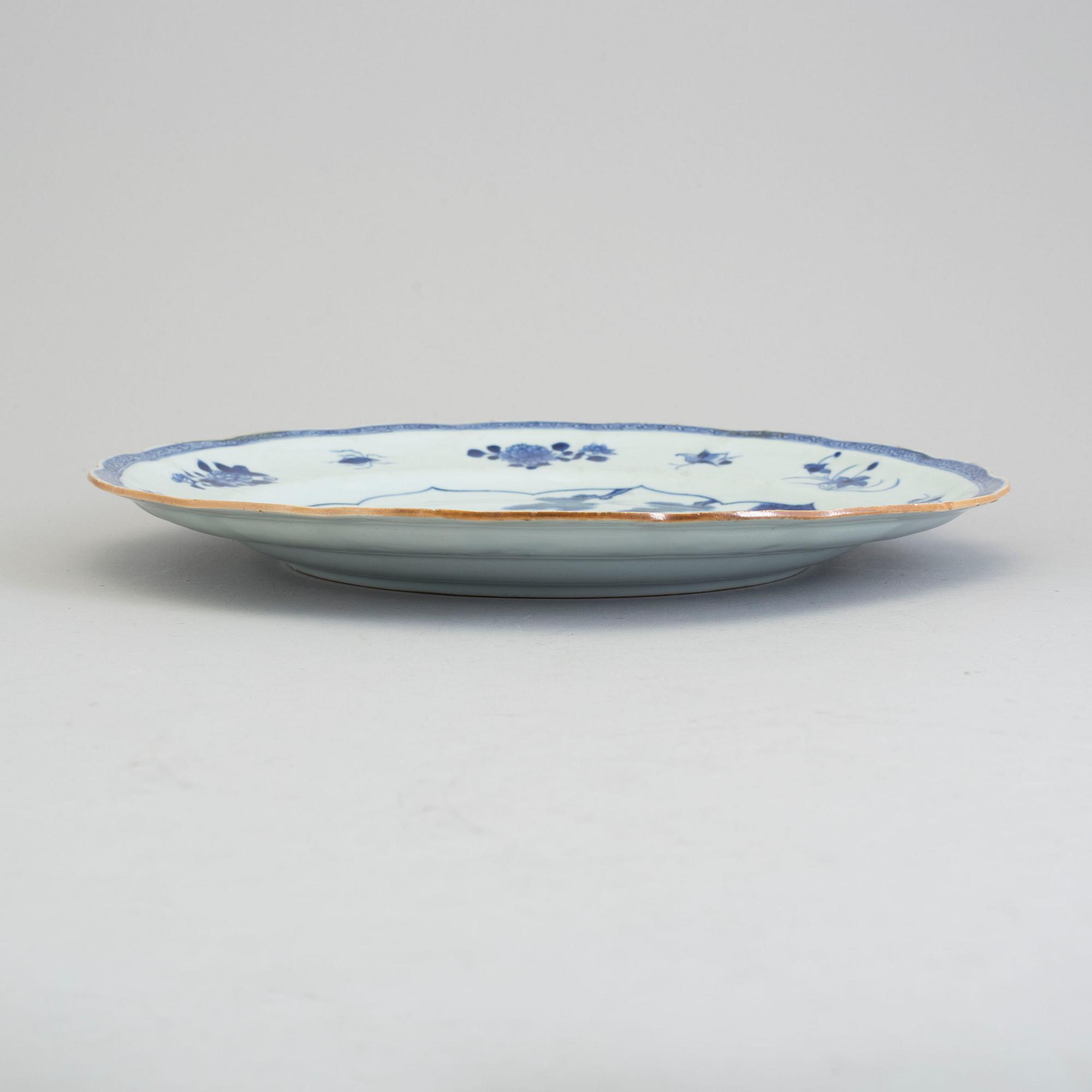 A blue and white export porcelain figural dish, Qing dynasty, Qianlong (1736-95).