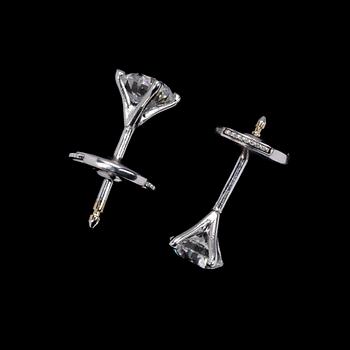 ÖRHÄNGEN, vardera 0.50 ct briljantslipade diamanter. Cert IGI D/VVS.