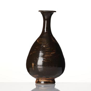 A brown glazed vase, Song dynasty (960-1279).