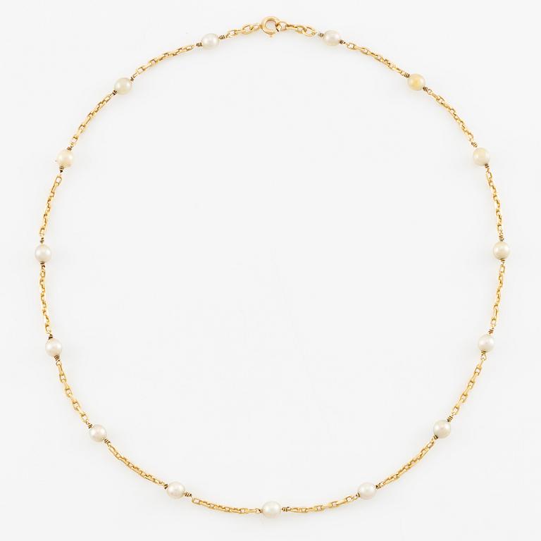 Necklace 18K gold with cultured pearls.