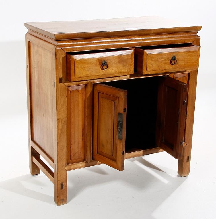 SKÅP, orientalisk. 1900-tal.