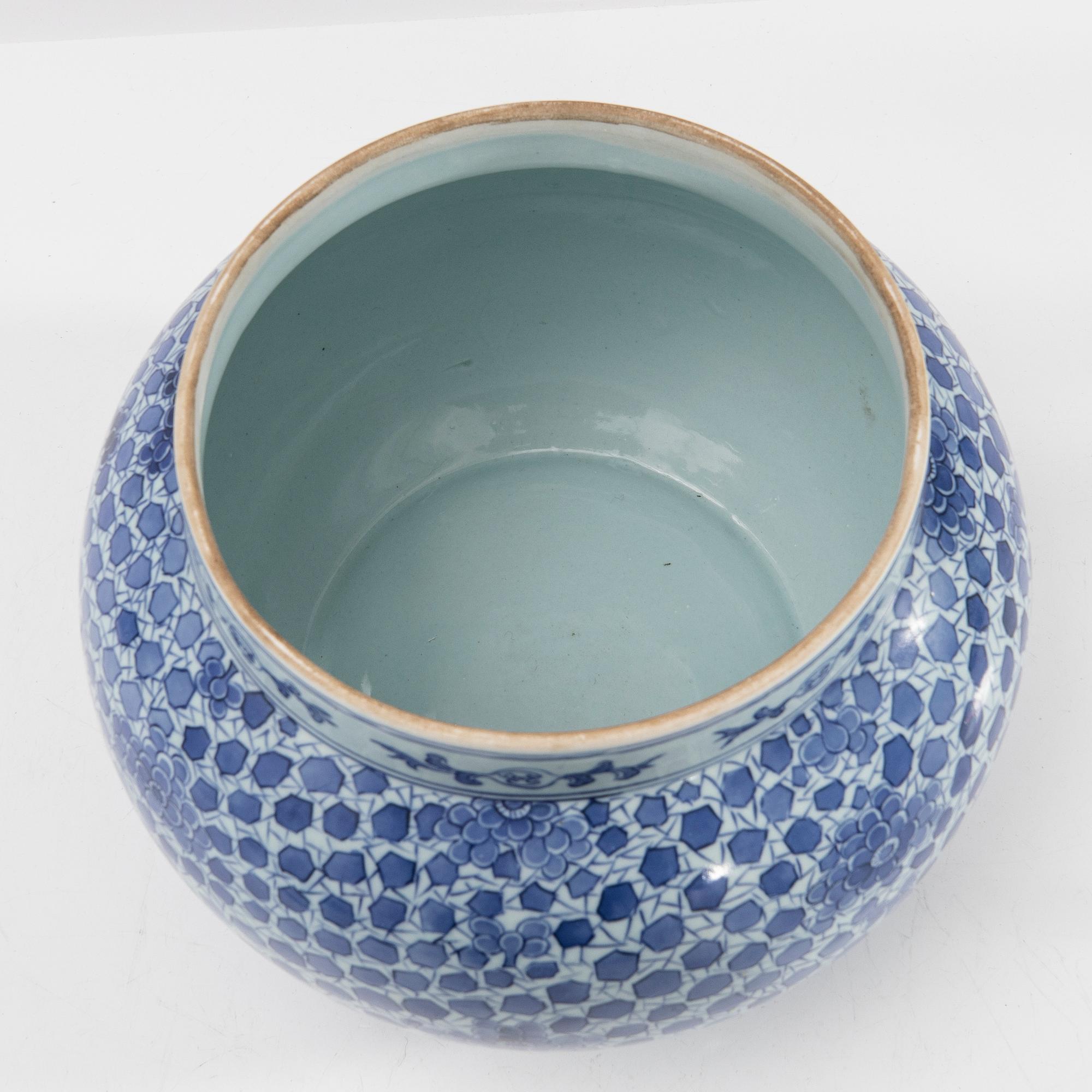 Urn with lid, China, 20th century.