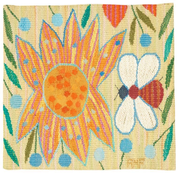 TEXTILES, 1 pair. "Vit blomma" och "Gul blomma med bi". Tapestry weave (gobelängvariant). 28 x 30,5 and 28 x 30 cm.