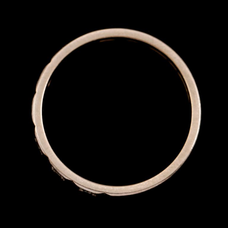 RING, 18 k vitguld, 1974, med 5 diamanter ca 0.11 ct enligt gravyr. Vikt 5 gram.