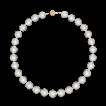 77. NECKLACE, cultured South sea pearls, 15-14,2 mm.