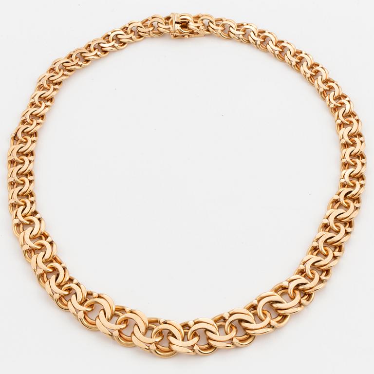 An 18K gold necklace.