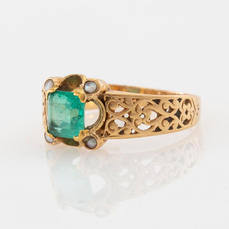 Ring in 18K gold with a step-cut emerald and seed pearls.