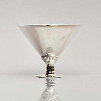 Georg Jensen, skål på fot, sterling silver, modell 259, design Gundorph Albertus, Köpenhamn efter 1945.