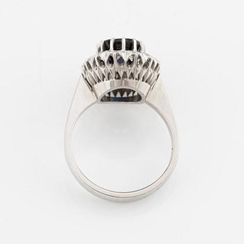 Ring, cluster ring, 18K white gold with sapphire and brilliant-cut diamonds. Stockholm 1973.