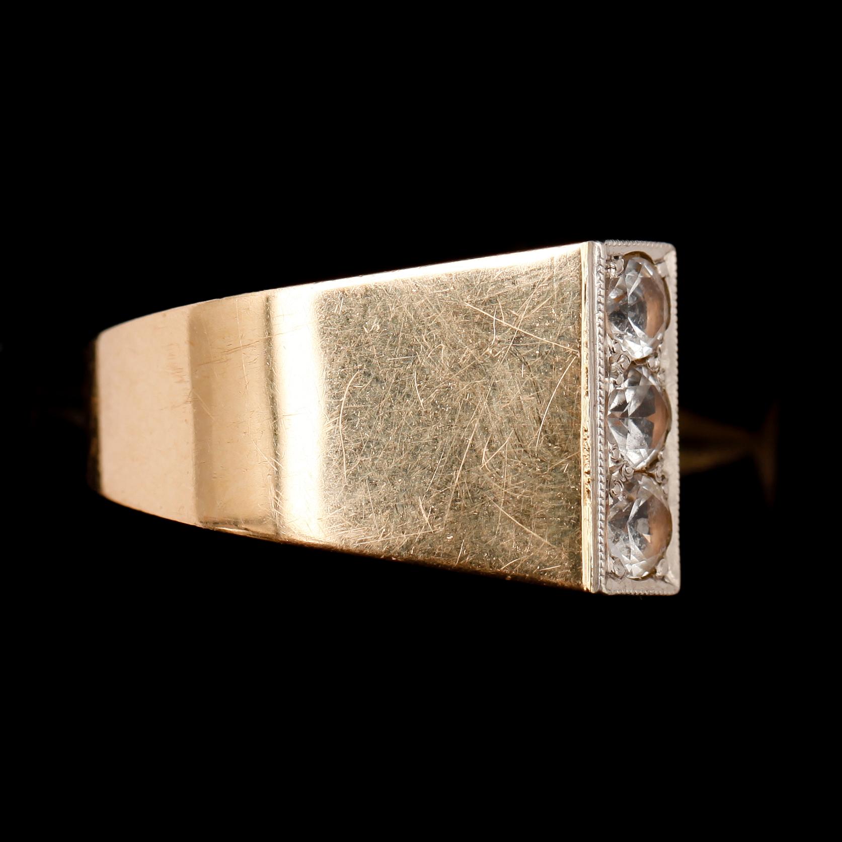 RING, 18 k, med 3 vita stenar. Vikt 4 g.