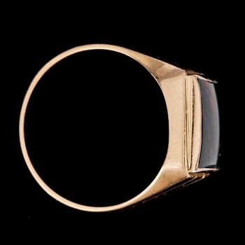 KLACKRING, 18k guld med heliotrop, 1900-talets mitt. Total vikt 13,6 g.