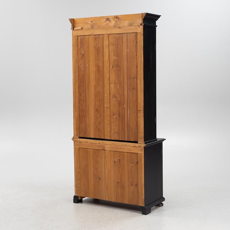 A cabinet, around the year 1900.