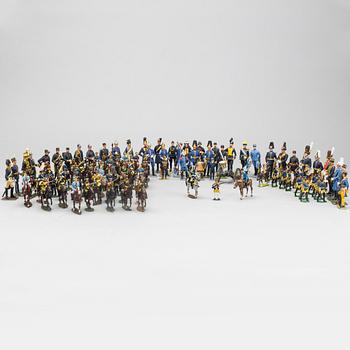 TENNSOLDATER och VITRINSKÅP, ca 150 delar. 1900-talets början/1900-talets mitt.