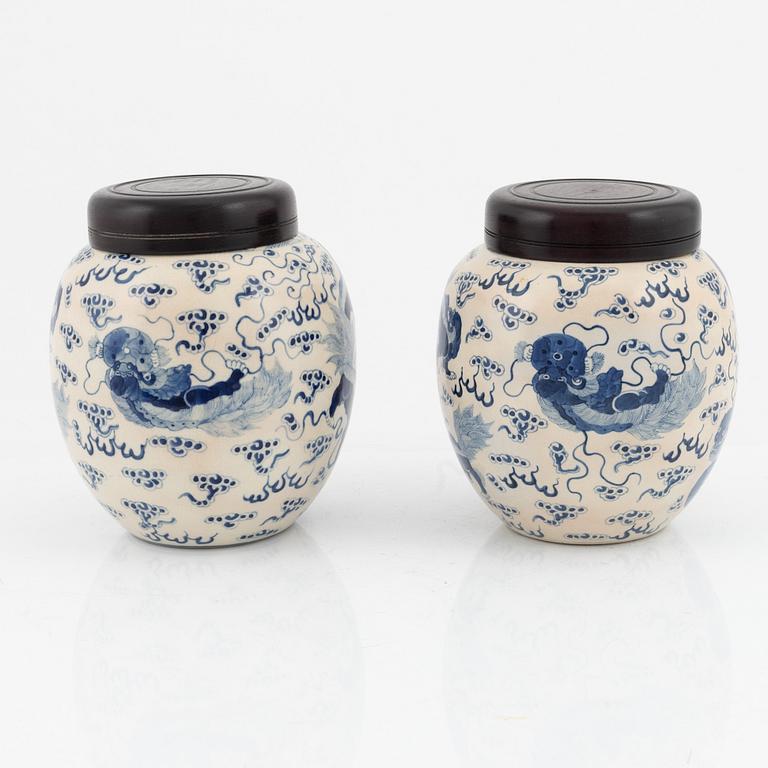 Blue and white ginger jars, a pair + two, Kina, 20th century.