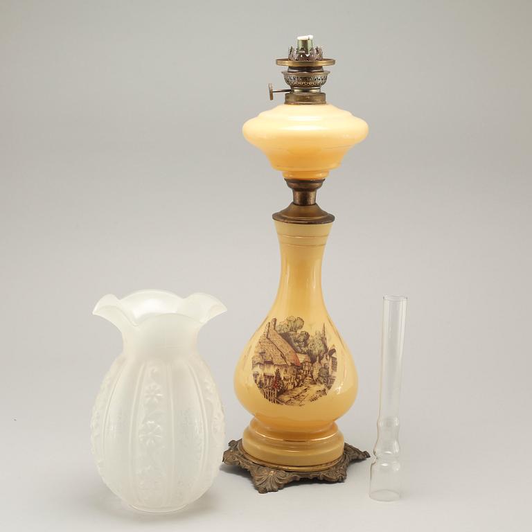 A table paraffin lamp, around the year 1900.