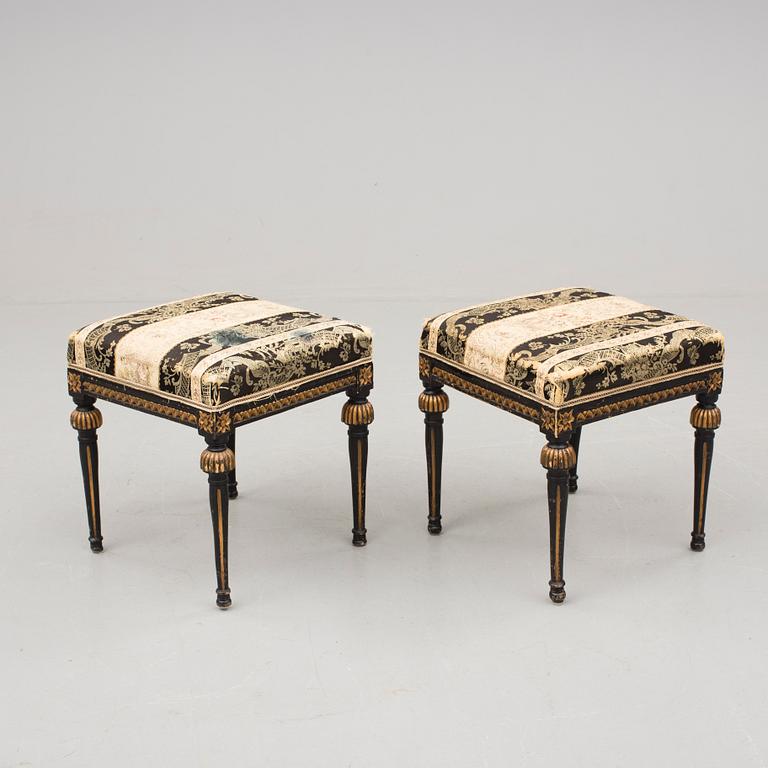 TABURETTER, ett par, sengustavianska.Omkring år 1800.
