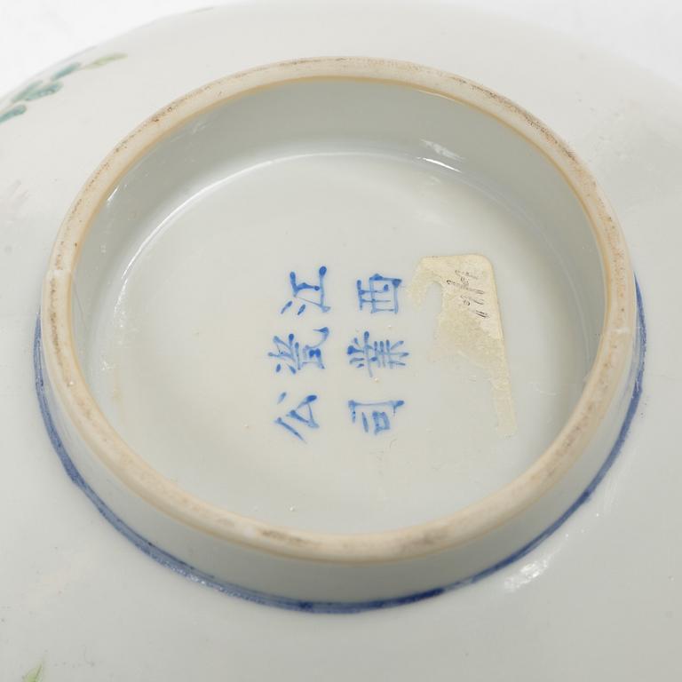 Skålar, två stycken samt skålfat, porslin, Kina, 1900-tal.