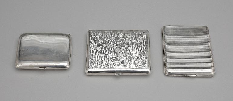 CIGARETTETUIER, 3 st, silver, 1900-tal. Tot vikt 318g.