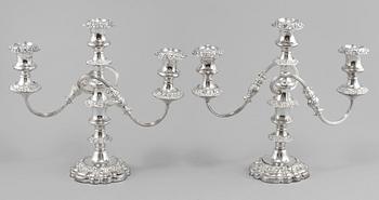 KANDELABRAR, ett par, pläter, England, 1900-tal.