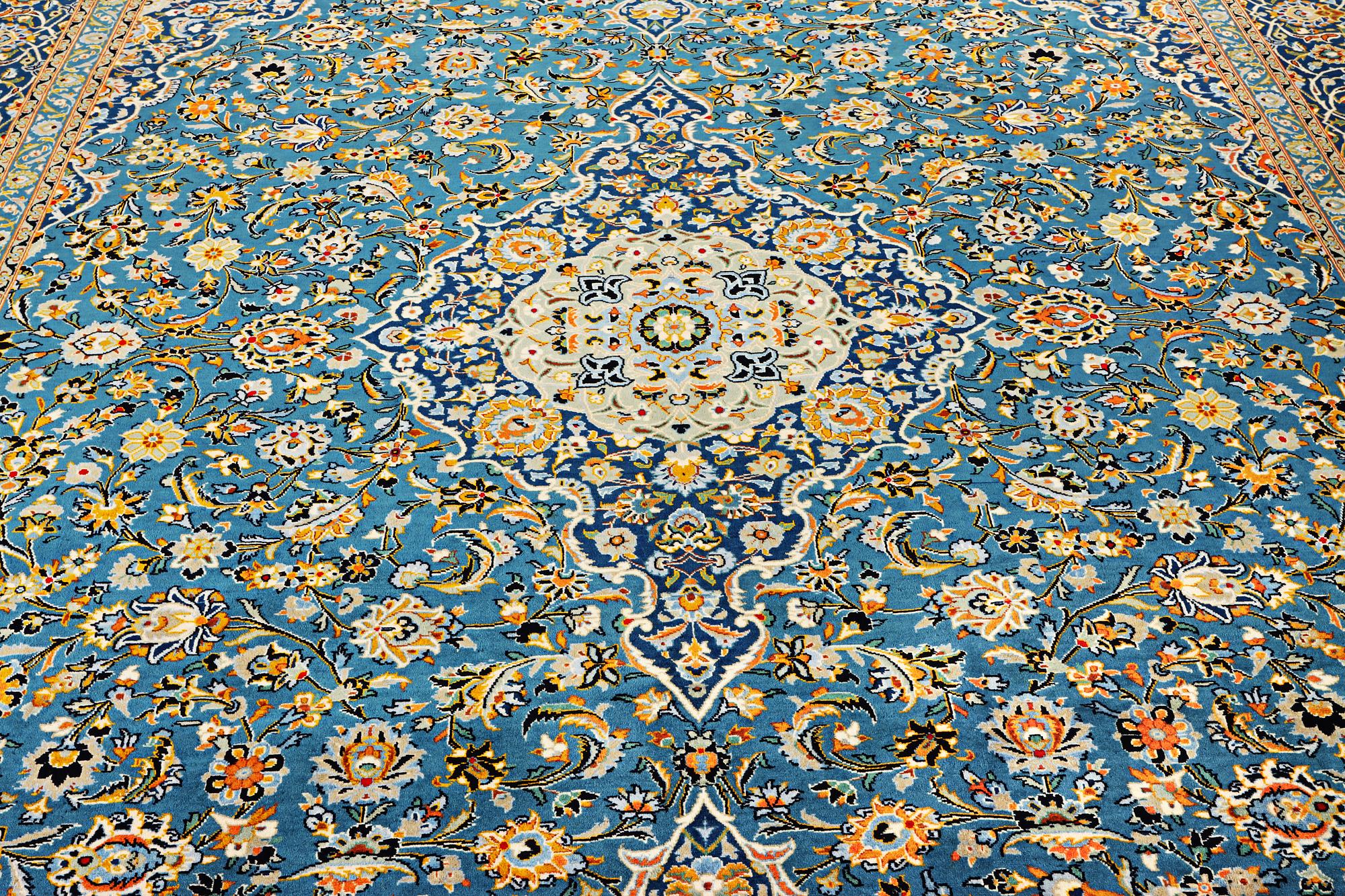 A Kashan carpet, signed Isfahanian, a. 407 x 310 cm.