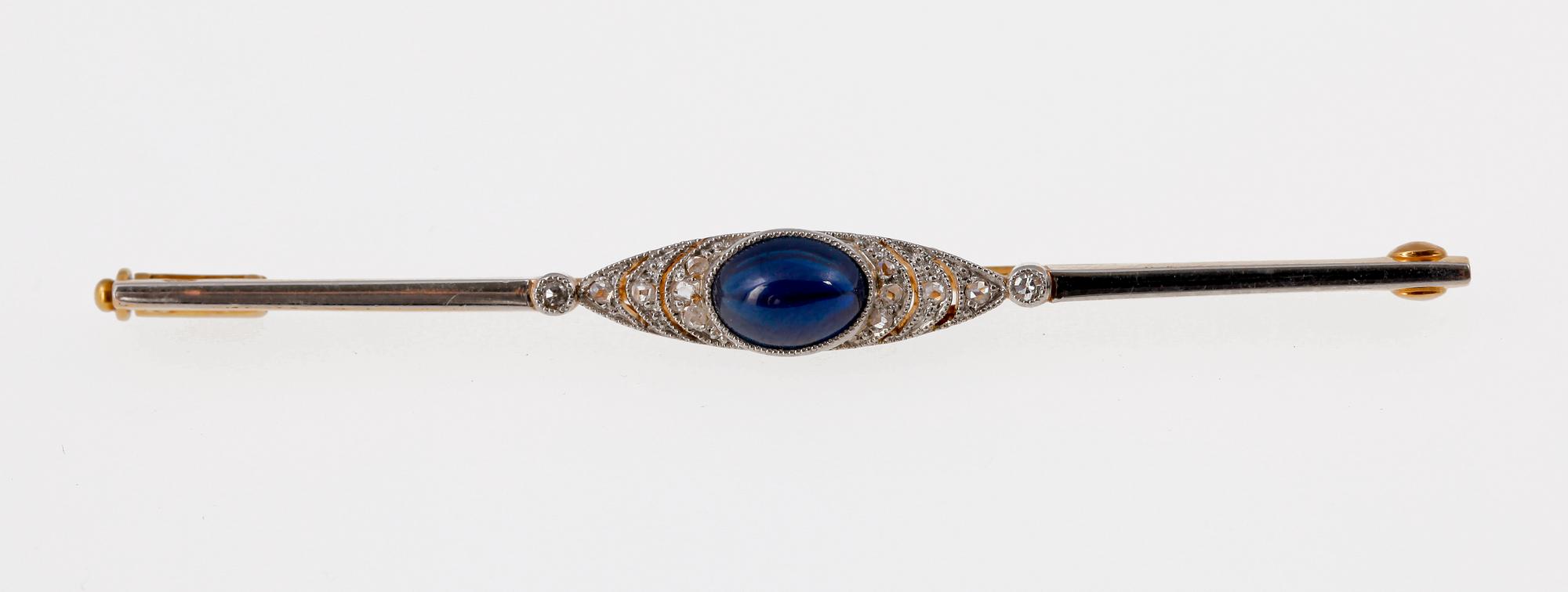 BROSCH, 18k guld med cabochonslipad blå safir med rosenslipade diamanter, 1920-tal.