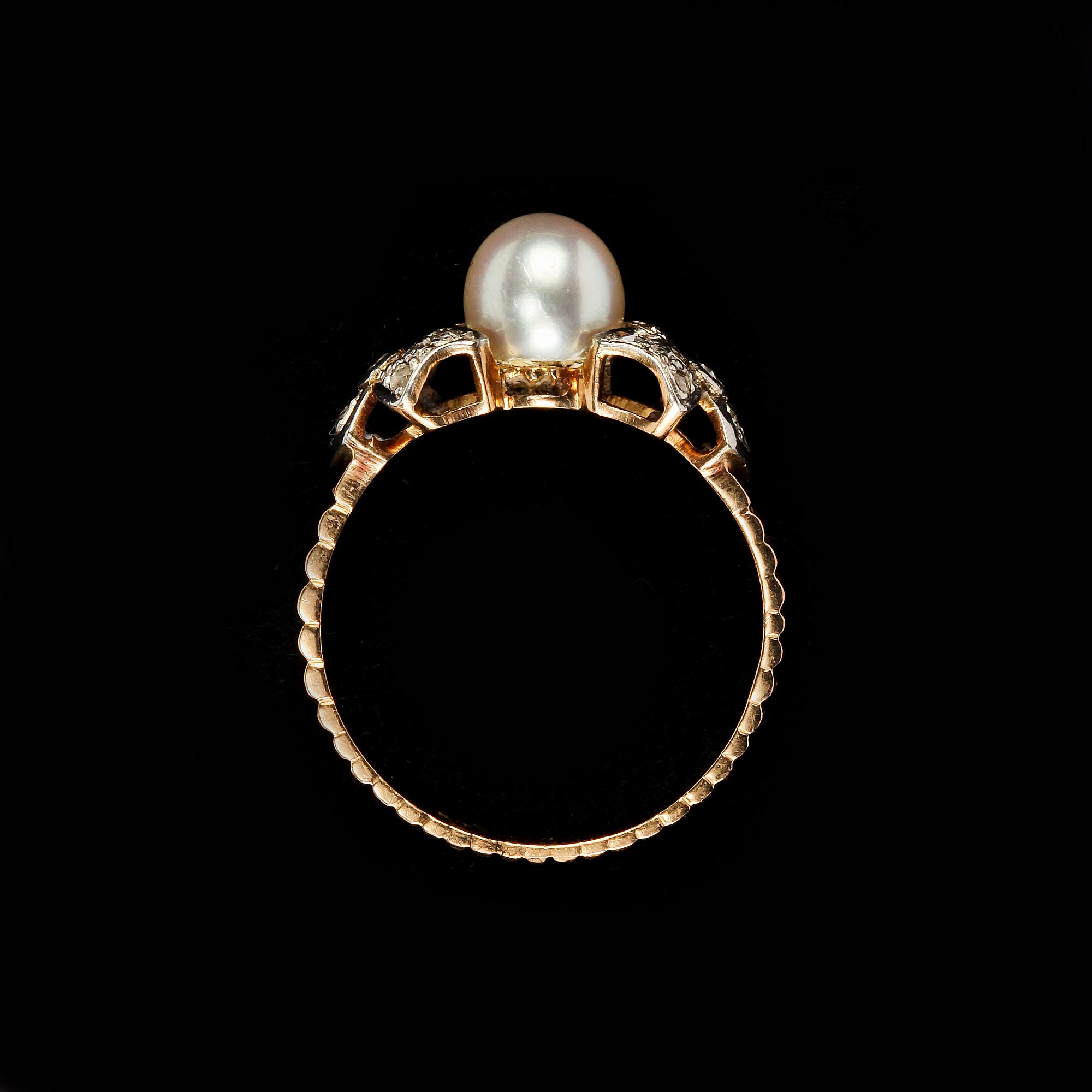 RING, 18k guld med odlad pärla och små diamanter. Vikt 3 g.