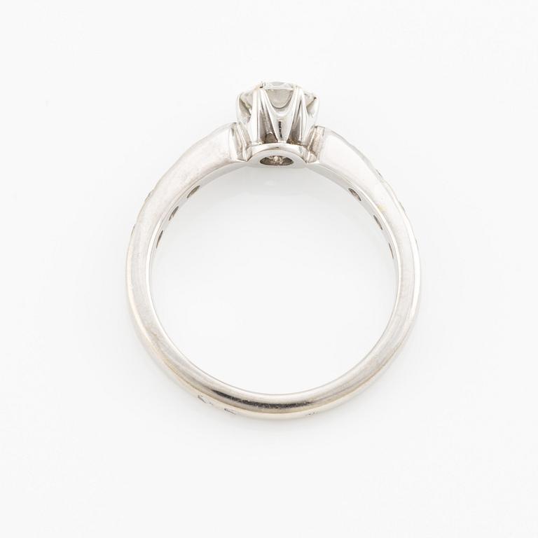 Ring 18K vitguld med briljantslipad diamant.