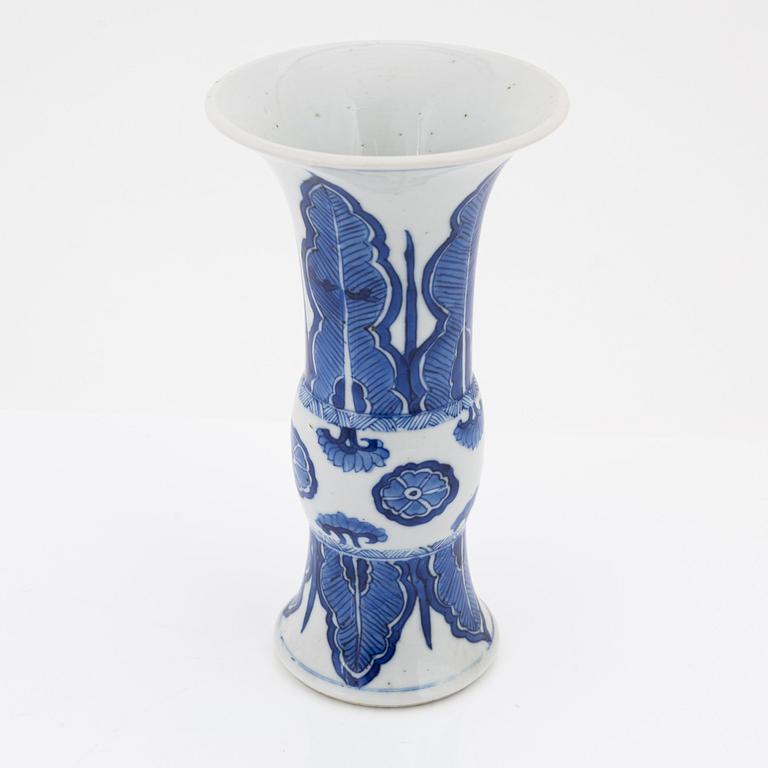 A Chinese blue and white porcelain beaker vase, 19th century, Qing dynasty.