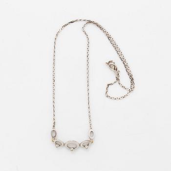 Collier, 18K vitguld med 3 mindre briljantslipade diamanter .