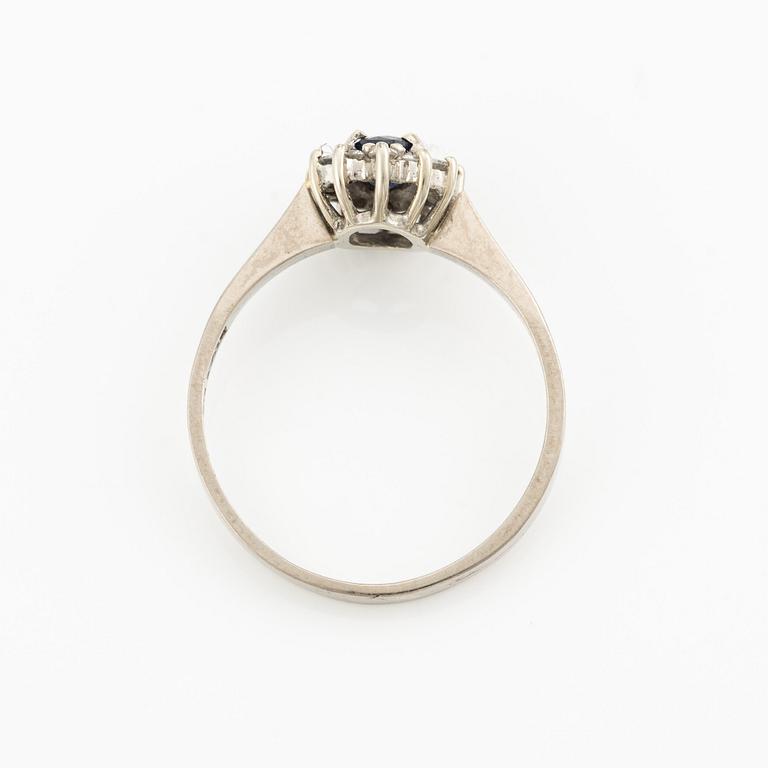 Ring, 18K vitguld med safir och åttkantslipade diamanter.