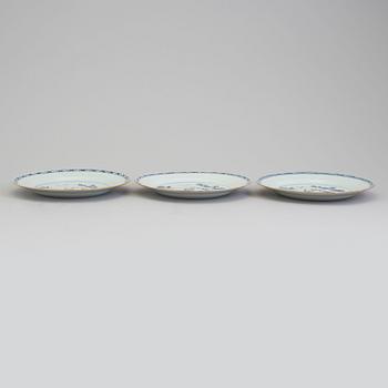 TALLRIKAR, tre stycken, kompaniporslin. Qingdynastin, Qianlong (1736-95).