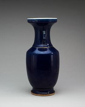 URNA, porslin. Qing dynastin, 1800-tal.