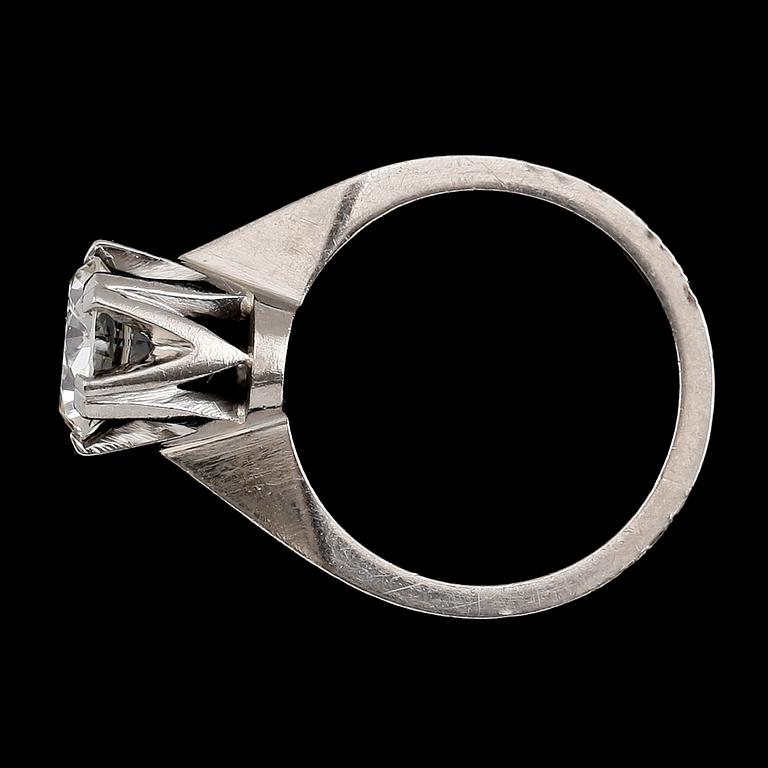 RING, 18 k vitguld, solitär briljantslipad diamant 2.01 ct.