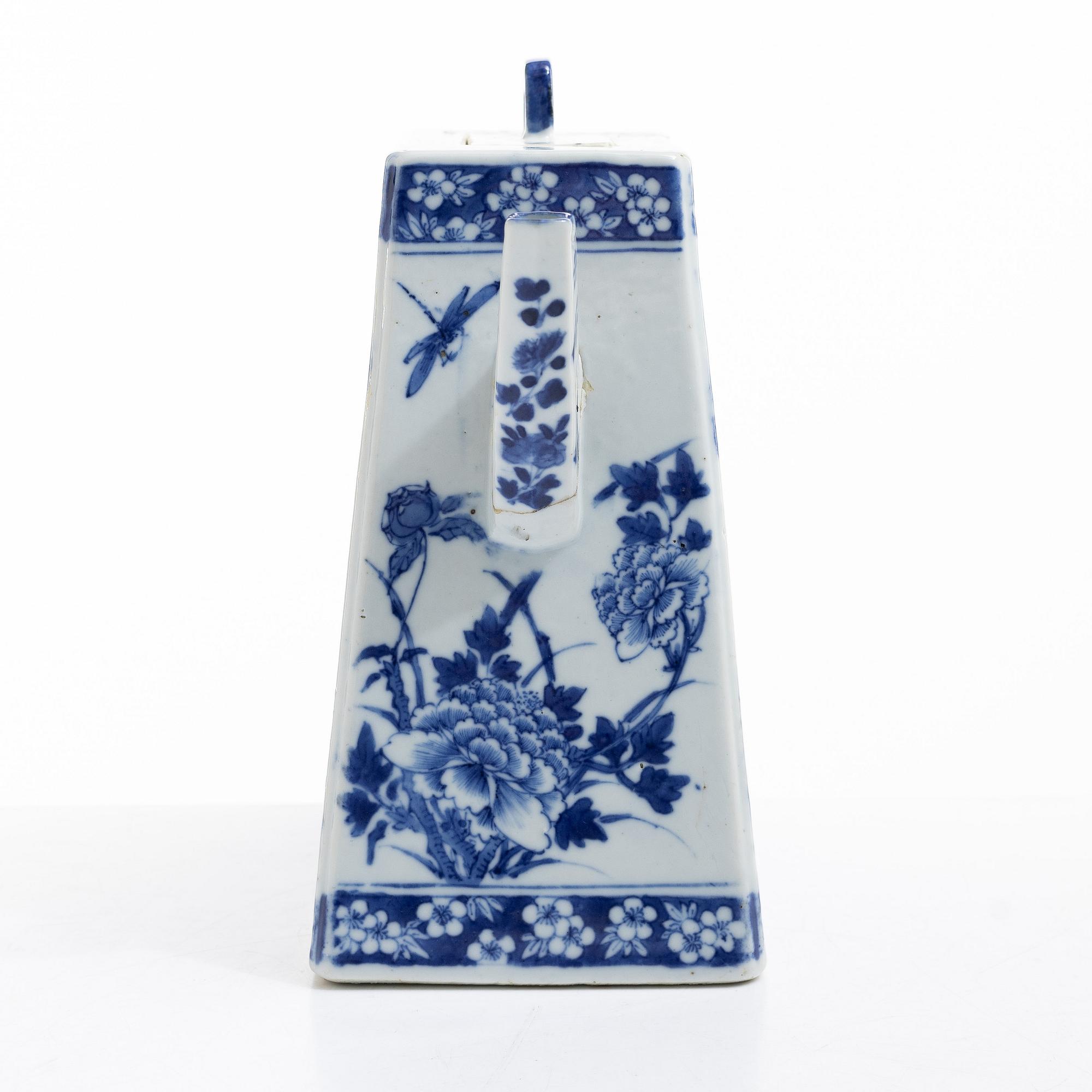 A large blue and white tea pot with cover, Qing dynasty, 19th century.